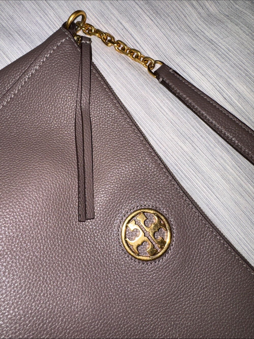 Tory Burch Taupe Carson Pebbled Leather Shoulder Slouchy Hobo Bag - Picture 10 of 17